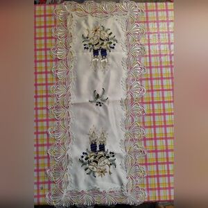 3/$25💙Elegant White Lace Table Runner with Candles and Bells.